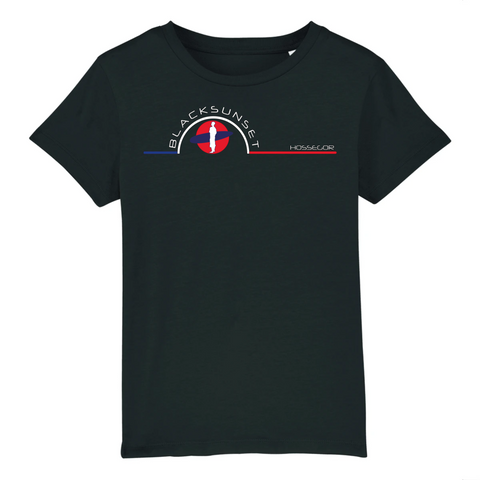 Voici LE tee-shirt Ultra Doux et que tout le monde aimerait porter, mais que nous avons réservé aux enfants. Il dispose des meilleurs labels de fabrication et ses finitions sont haut de gamme. 100% en coton biologique, il existe dans de nombreuses couleurs. Motif : Surfeur Black SunSet Hossegor