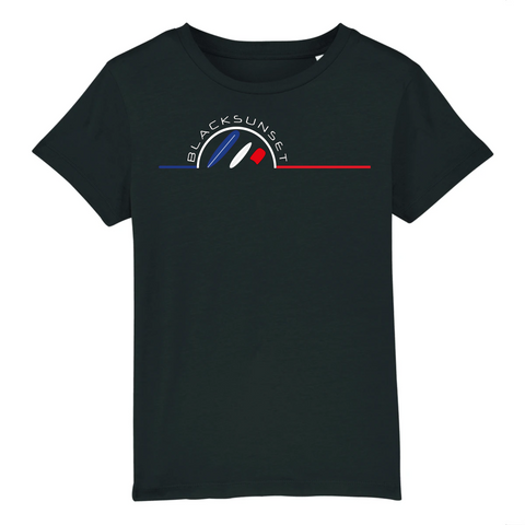 Voici LE tee-shirt Ultra Doux et que tout le monde aimerait porter, mais que nous avons réservé aux enfants. Il dispose des meilleurs labels de fabrication et ses finitions sont haut de gamme. 100% en coton biologique, il existe dans de nombreuses couleurs. Motif : Planches de Glisse intégré dans le logo Black SunSet