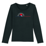 Ce Tee-shirt manches longues, 100% coton Biologique deviendra l'indispensable de vos journées et soirées de mi-saison. Imprimé en France, certifié GOTS, son tissu léger et son col arrondi et évasé le rendent très agréable à porter. Logo imprimé face avant. Motif Vagues