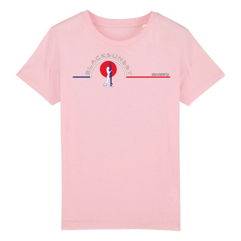 Voici LE tee-shirt Ultra Doux et que tout le monde aimerait porter, mais que nous avons réservé aux enfants. Il dispose des meilleurs labels de fabrication et ses finitions sont haut de gamme. 100% en coton biologique, il existe dans de nombreuses couleurs. Motif : Surfeuse intégré dans le logo Black SunSet Biarritz