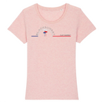 Tee-shirt iconique de la collection Femme, 100% coton Biologique. Imprimé en France, aussi doux que beau, sa coupe lui donne un tombé parfait. Son col arrondi et évasé ajoute une dernière touche de féminité et fera de lui un incontournable de votre garde robe. Logo imprimé face avant. Motif Pins Landais Cap Ferret