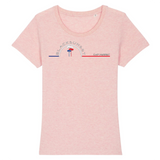 Tee-shirt iconique de la collection Femme, 100% coton Biologique. Imprimé en France, aussi doux que beau, sa coupe lui donne un tombé parfait. Son col arrondi et évasé ajoute une dernière touche de féminité et fera de lui un incontournable de votre garde robe. Logo imprimé face avant. Motif Pins Landais Cap Ferret