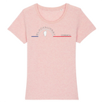 Tee-shirt iconique de la collection Femme, 100% coton Biologique. Imprimé en France, aussi doux que beau, sa coupe lui donne un tombé parfait. Son col arrondi et évasé ajoute une dernière touche de féminité et fera de lui un incontournable de votre garde robe. Logo imprimé face avant. Motif L'Île Corse