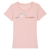 Tee-shirt iconique de la collection Femme, 100% coton Biologique. Imprimé en France, aussi doux que beau, sa coupe lui donne un tombé parfait. Son col arrondi et évasé ajoute une dernière touche de féminité et fera de lui un incontournable de votre garde robe. Logo imprimé face avant. Motif L'Île Corse