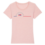 Tee-shirt iconique de la collection Femme, 100% coton Biologique. Imprimé en France, aussi doux que beau, sa coupe lui donne un tombé parfait. Son col arrondi et évasé ajoute une dernière touche de féminité et fera de lui un incontournable de votre garde robe. Motif Flocon