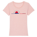 Tee-shirt iconique de la collection Femme, 100% coton Biologique. Imprimé en France, aussi doux que beau, sa coupe lui donne un tombé parfait. Son col arrondi et évasé ajoute une dernière touche de féminité et fera de lui un incontournable de votre garde robe. Logo imprimé face avant. Motif Le Pêcheur Marseille