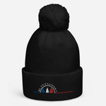Black sunset - bonnet- pompon - brodé - sapins - Voici un Bonnet à pompon brodé avec Amour! Incroyablement doux, il vous gardera au chaud tout au long des froides journées d'automne ou d'hiver et s'accordera parfaitement avec chacune de vos tenues. Motif Sapins Bleu Blanc Rouge