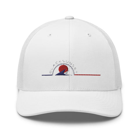 Casquette Brodée Trucker à six panneaux, avec visière incurvée. Elle sera parfaite pour compléter et accessoiriser vos tenues lors de belles journées ensoleillées. L'arrière, composé d'une maille assure une aération optimale et rend la casquette plus légère. Disponible en plusieurs coloris. Motif Vagues