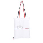 Ce sac aux détails esthétiques se portera aussi bien à l'épaule qu' à la main. Il vous donnera une allure décontractée et chic à la fois. 100% coton, imprimé en France, il vous accompagnera partout avec élégance à la ville, au marché, à la plage, à la montagne.. Motif : Bonne Mère Marseille