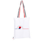 Ce sac aux détails esthétiques se portera aussi bien à l'épaule qu' à la main. Il vous donnera une allure décontractée et chic à la fois. 100% coton, imprimé en France, il vous accompagnera partout avec élégance à la ville, au marché, à la plage, à la montagne.... Motif : Vagues intégré dans le logo Black SunSet 